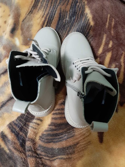 Ghete dama bej deschis, din piele naturala, pentru un cadou elegant