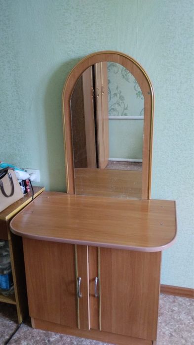 Продается шкаф и туалетный столик