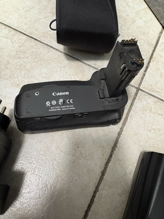 Фотоапарат Canon с два обектива Canon