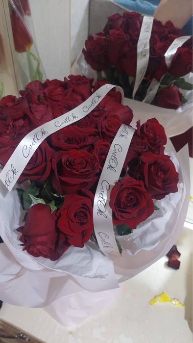 красивые, свежие 25 роз
