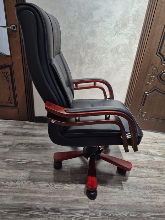 Офсиное кожанное кресло