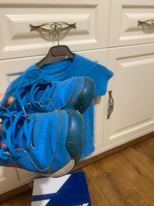 Кроссовки и футболка.