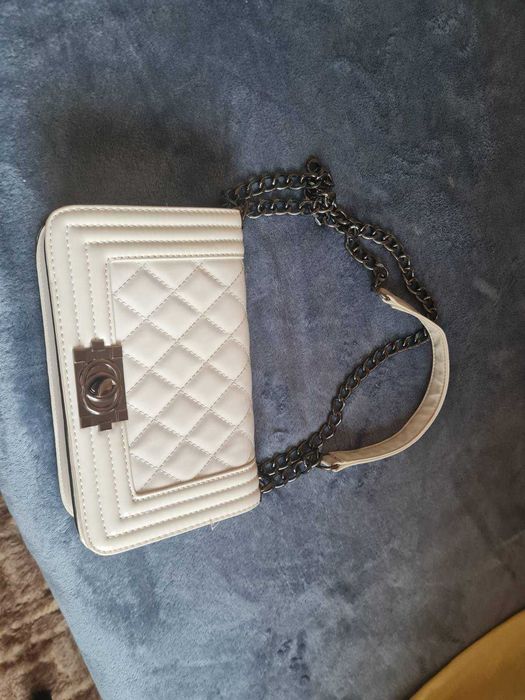 Бяла дамска чанта с презрамки за рамене