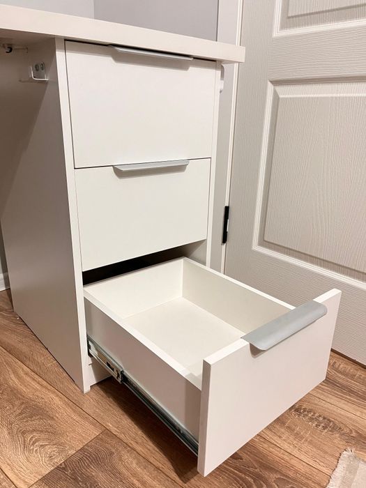 Белый маникюрный стол