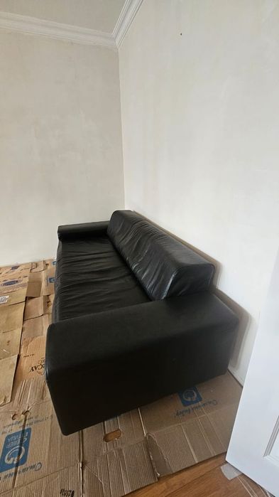 Диван кожанный в хорошем состоянии