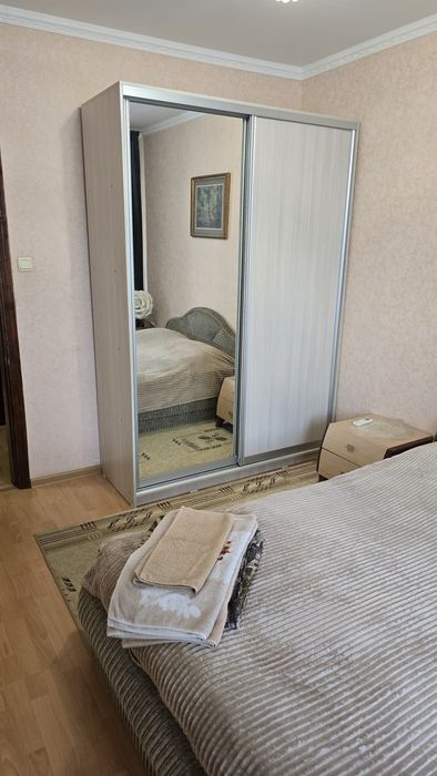 Посуточно 3-х комнатная квартира, 12 мкр, 2 эт.