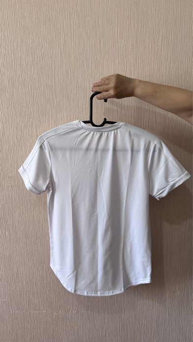 Продаю 4 классные мужские футболки.