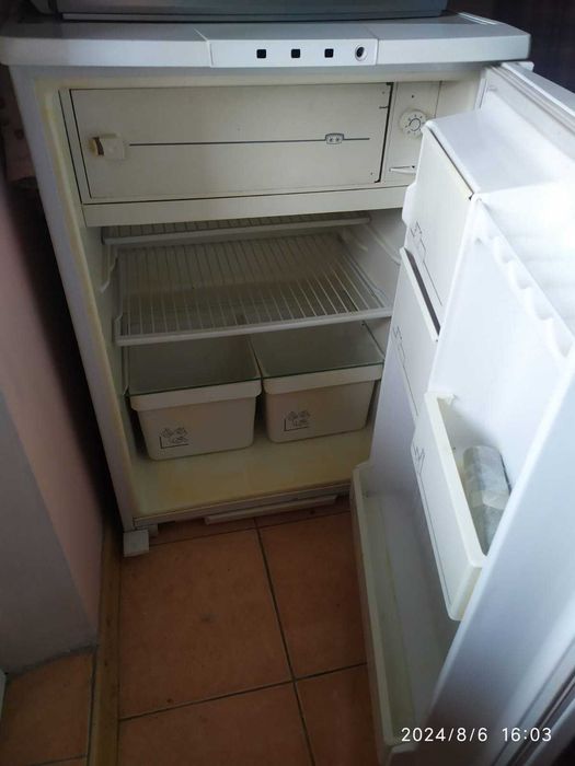 Холодильники, стиральная машина, телевизор, ковер.