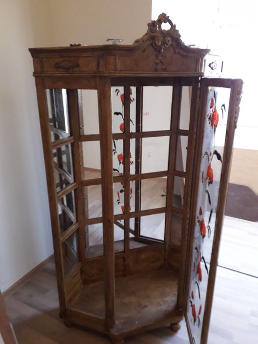 Старинен античен шкаф