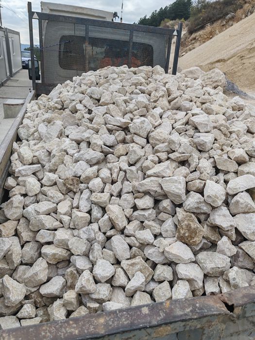 Piatra de calcar de diferite dimensiuni la mașină sau la saci