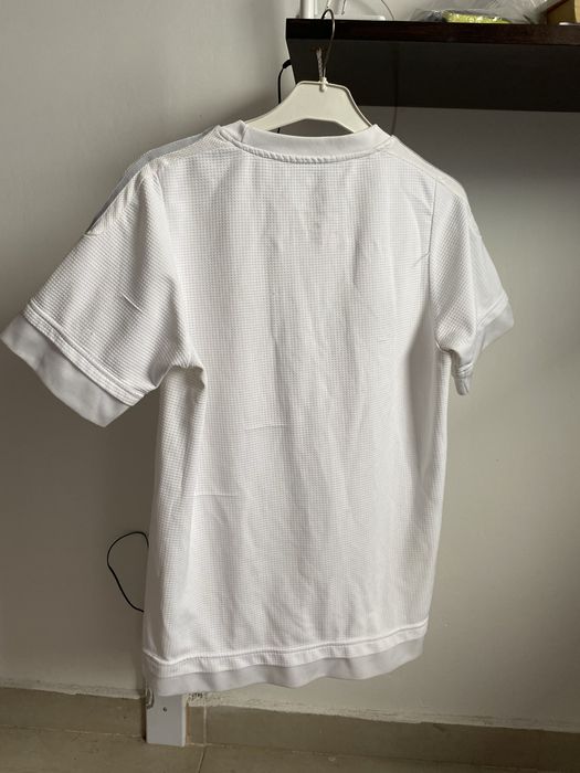 Оригинална тениска на Реал Мадрид S пасва и за М - Супер цена!