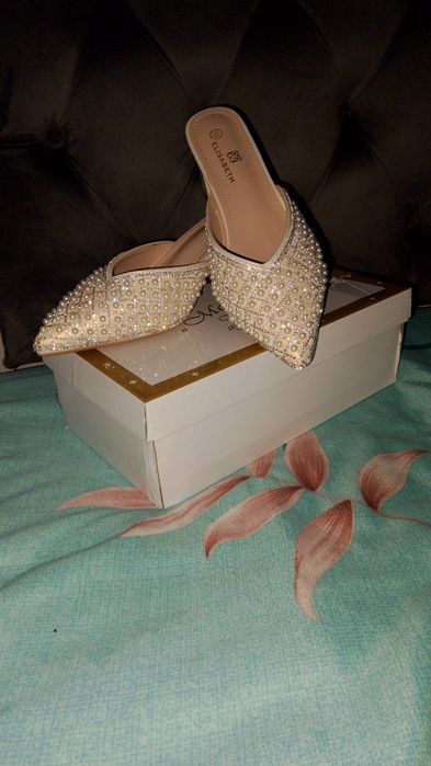 Kelinlar oyoq kiyimi yangi kiyilmagan