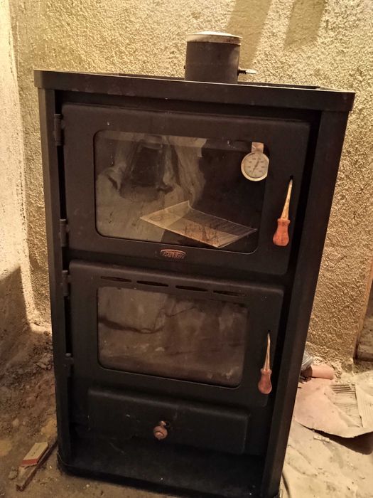 Камина,за отопление и за готвене с фурна и термометър