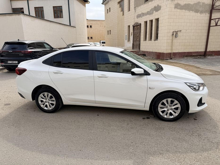 Chevrolet Onix .kraskasi polniy rodnoy ideal holat 10000 rodnoy probeg