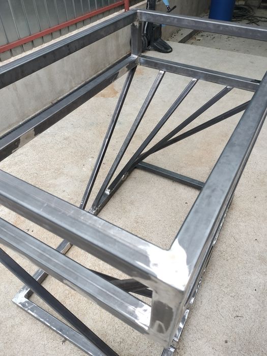 masa din metal/cadru metalic