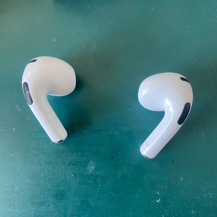 2 наушника AirPods 3