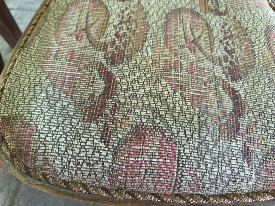 Автентични столове от дърво и дамаска