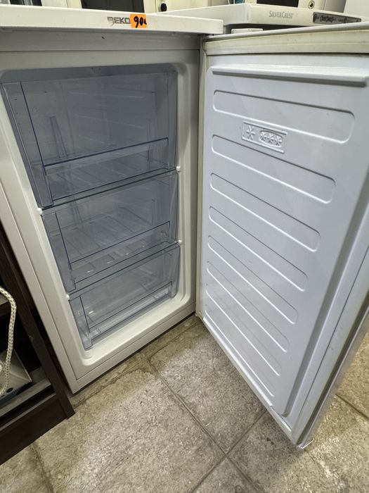 Вертикален фризер BEKO