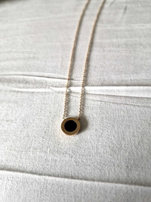 Diamond and Black Onyx Circle Pendant in Rose Gold, adică un pandantiv din colecția Tiffany T, cu aur roz, diamante și onix negru