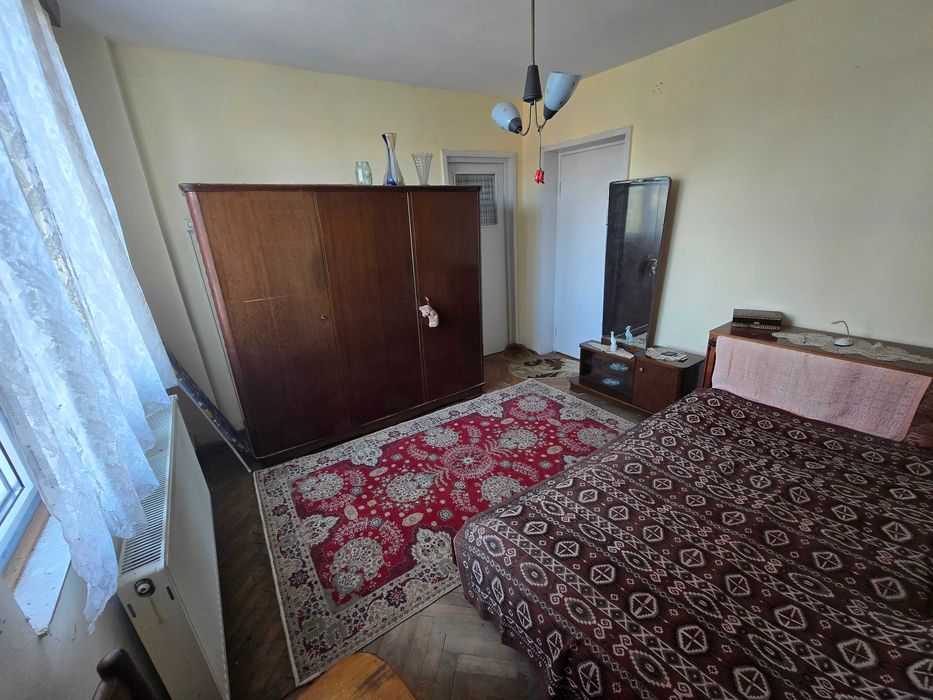 Apartament 2 camere, etaj 2, strada Brânduşei, Tg. Jiu, 69000 euro (negociabil)