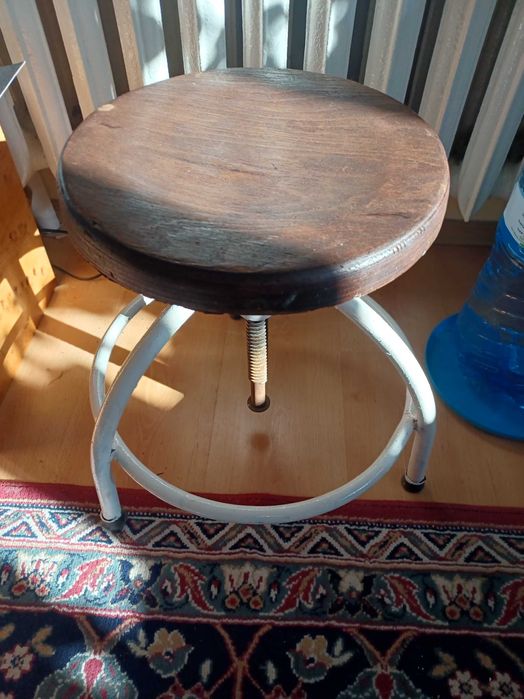 Използван но запазен масивен индустриален стол на винт