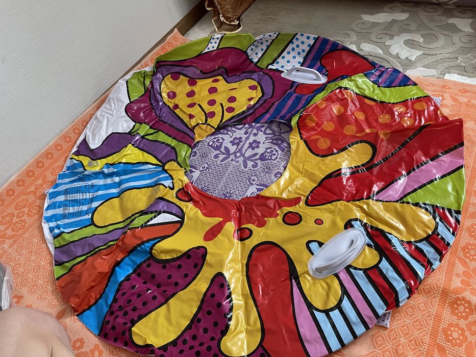 Продаю надувной бутут для бассейна и моря.