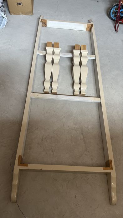 деревянный стол.