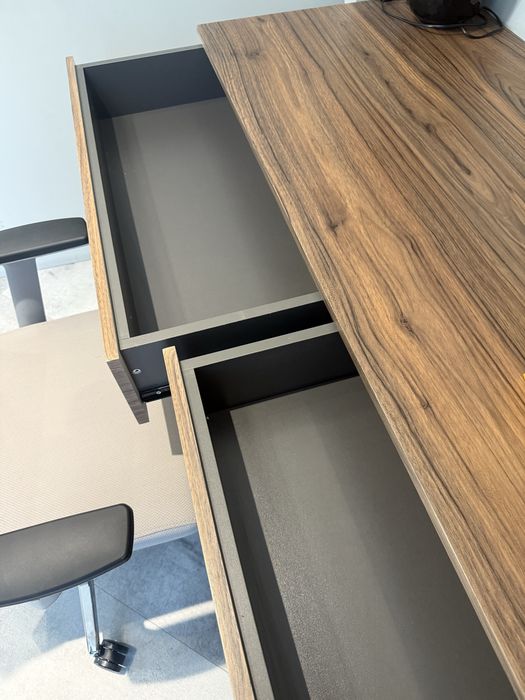 Рабочий стол и кресло