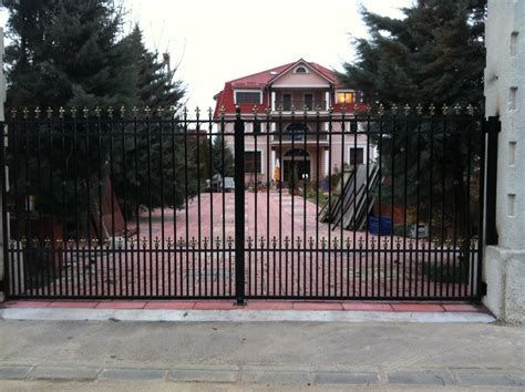 Vand garduri și porți la comanda clientului