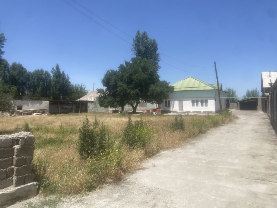 18 sotix yer sotiladi uy hovlisi bilan