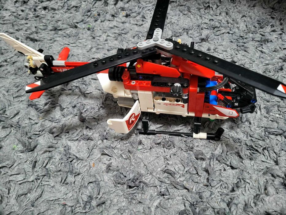 LEGO Technic - Elicopter de salvare, elcii si macara functionale + LEGO Creator 3-in-1 Sports Car