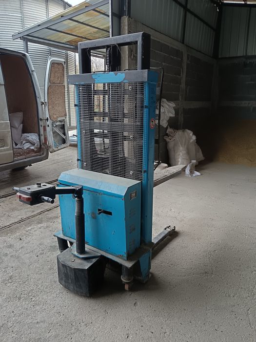 Transpalet electric cu catarg de 2.5 metri