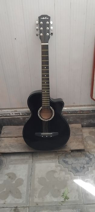 Gitara  holati yaxshi yagi 1 Hali 1 oyham bõlmadi olinganiga