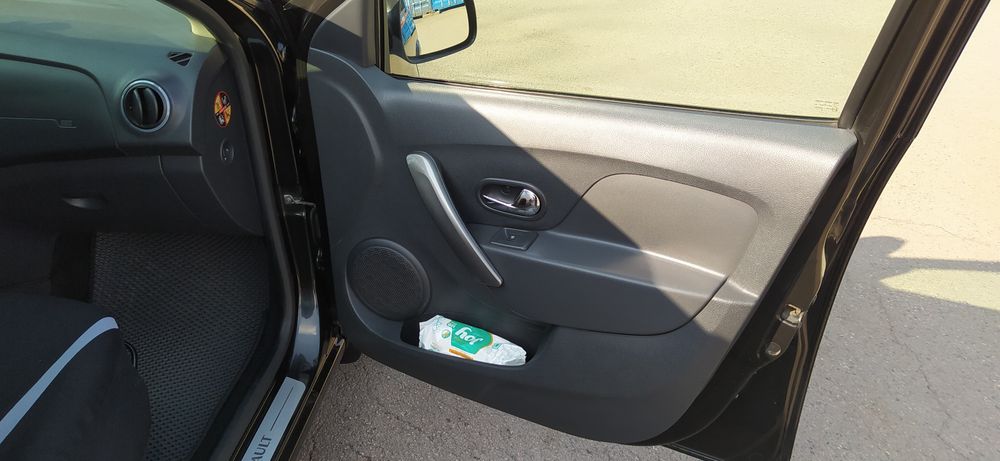 Рено Логан автомобиль