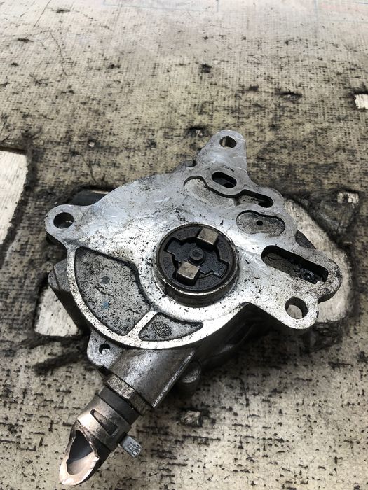 pompa vacuum audi a4 2009