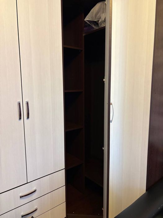 Угловой шкаф в комнату