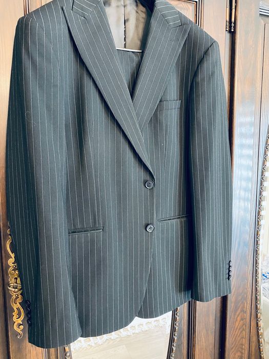 Costum bărbătesc negru cu dungi albe