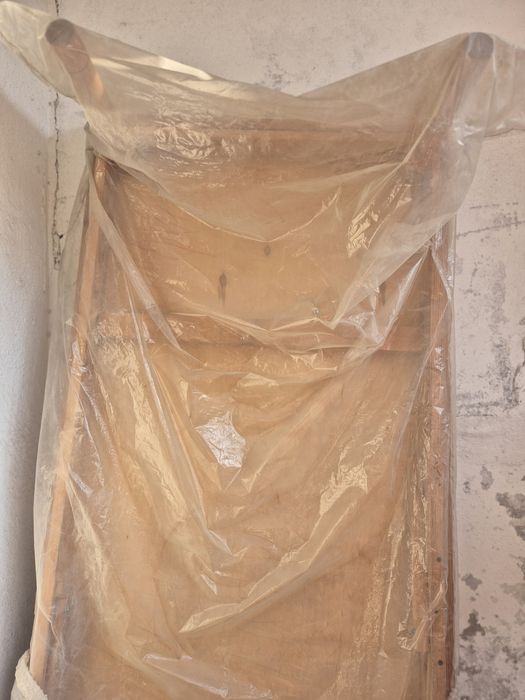 Стол деревянный.