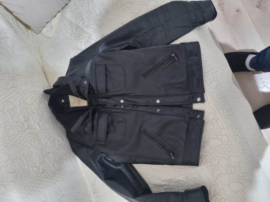 Geaca de piele neagra