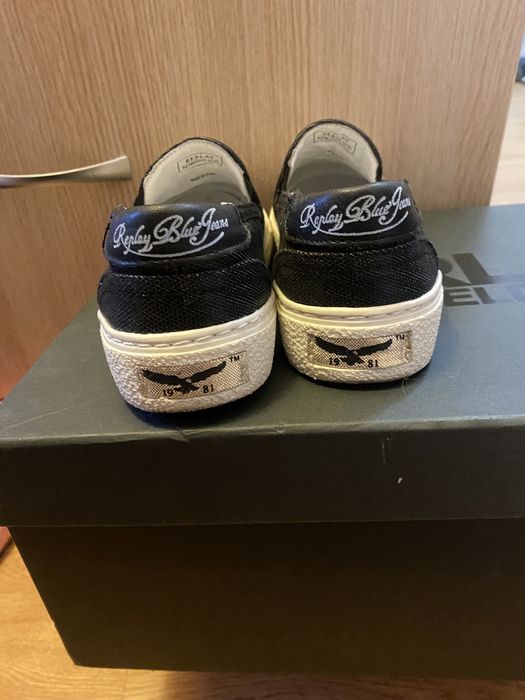 Нови обувки Replay