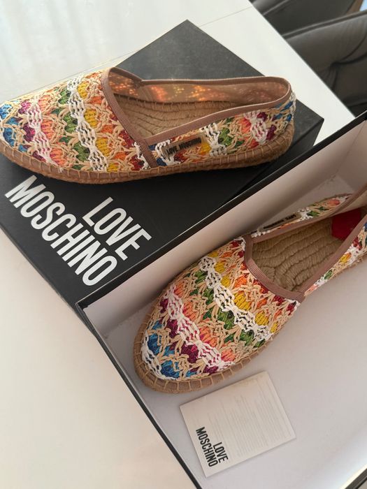 Цветни еспадрили на Love Moschino