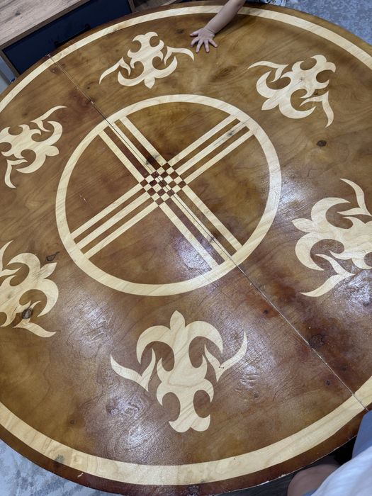 Сдам круглый жер стол на 12 человек. С дастарханом