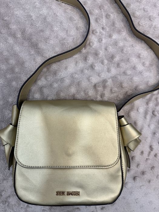Сумка золотистого цвета Steve Madden