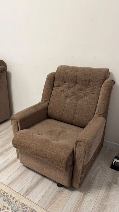 2 креслр одинаковые