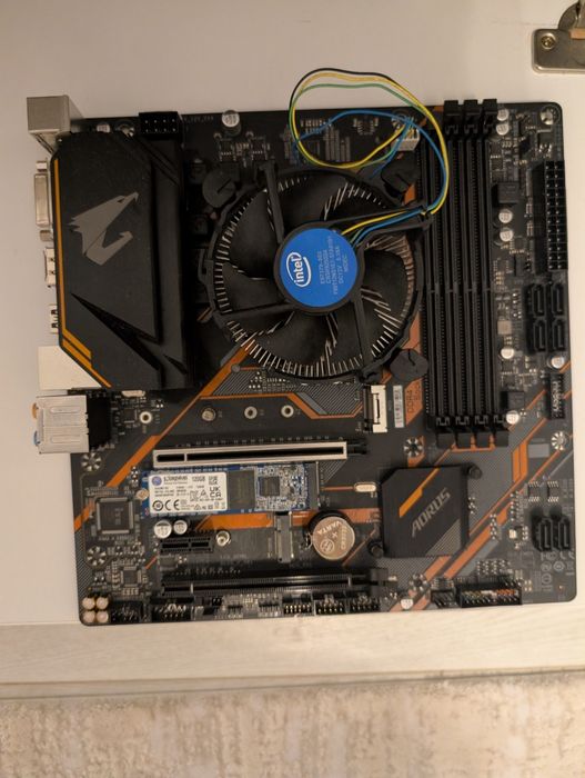 Placa de baza Aorus B365m si procesor