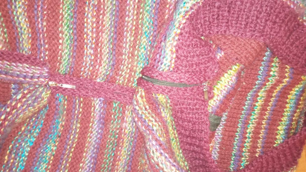 Ръчно плетена вълнена жилетка с качулка