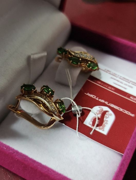 Золотые изумрудные серьги 585 пробы