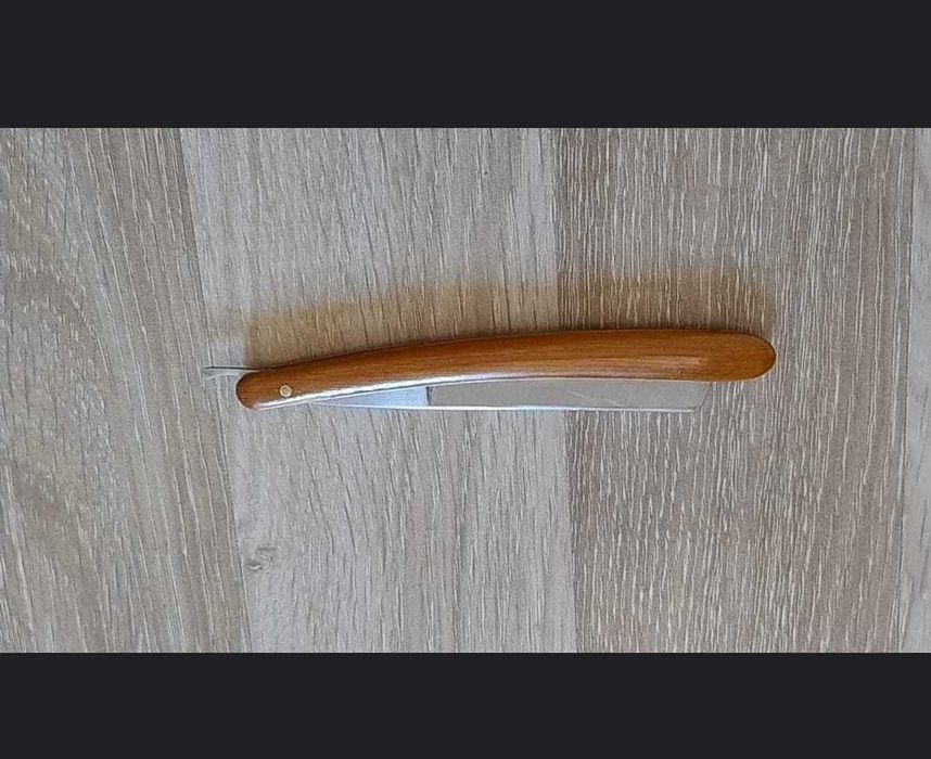 Briciuri Barber Razor no. 66 și cu mâner de lemn