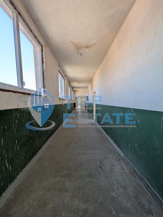 Търговска сграда в центъра на село Самоводене