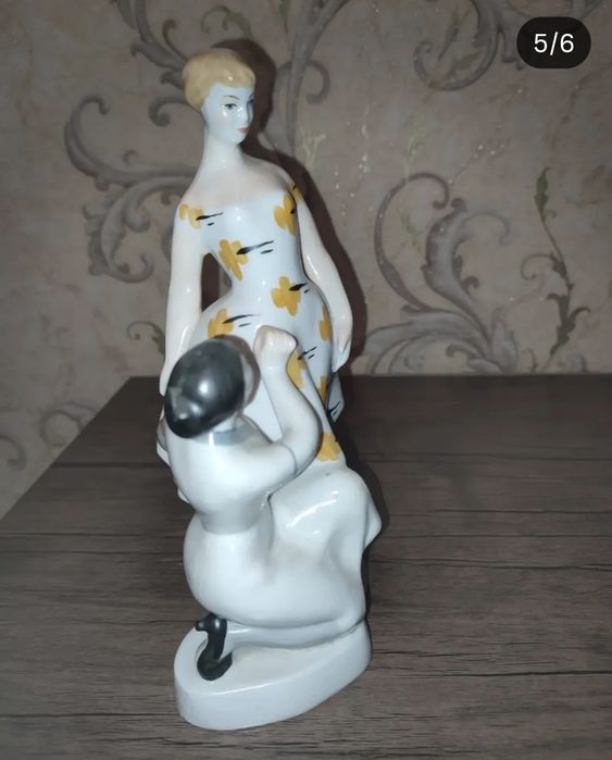 Фарфоровая статуэтка.